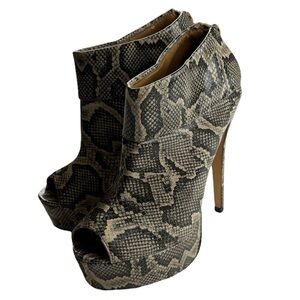 Izabella Rue Women’s Mara snake skin pumps. Size 7.5